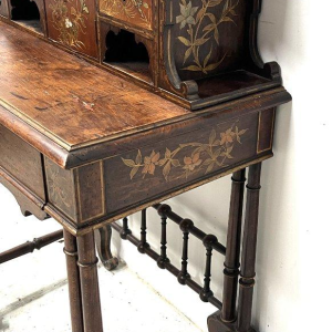 Bureau à gradins en bois, décor japonisant d’oiseaux et de fleurs, fin XIXᵉ siècle