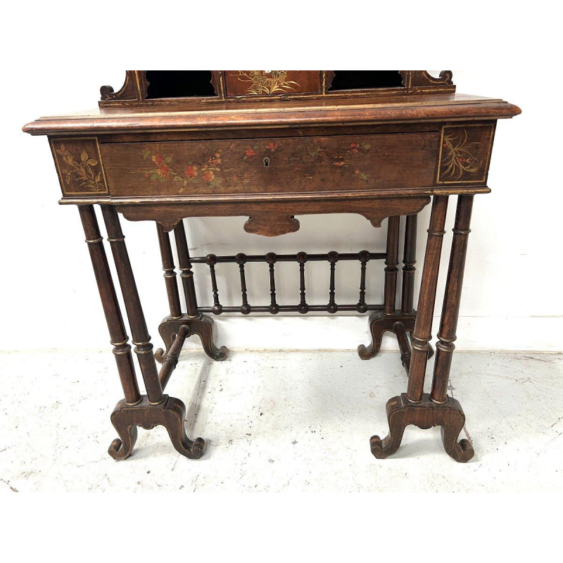 Bureau à gradins en bois, décor japonisant d’oiseaux et de fleurs, fin XIXᵉ siècle