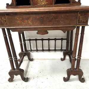 Houten bureau met meerdere niveaus, versierd in Japanse stijl met vogels en bloemen, eind 19e eeuw.