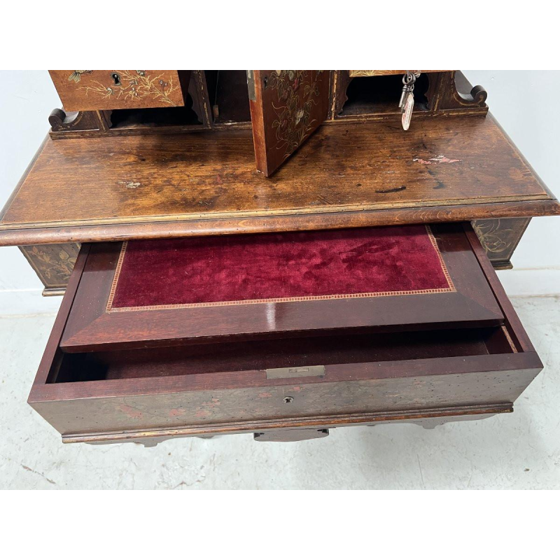 Houten bureau met meerdere niveaus, versierd in Japanse stijl met vogels en bloemen, eind 19e eeuw.