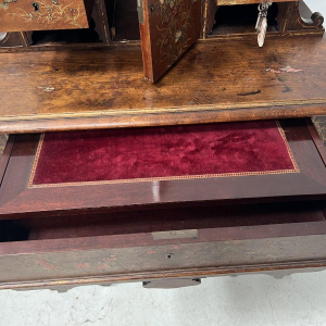 Houten bureau met meerdere niveaus, versierd in Japanse stijl met vogels en bloemen, eind 19e eeuw.