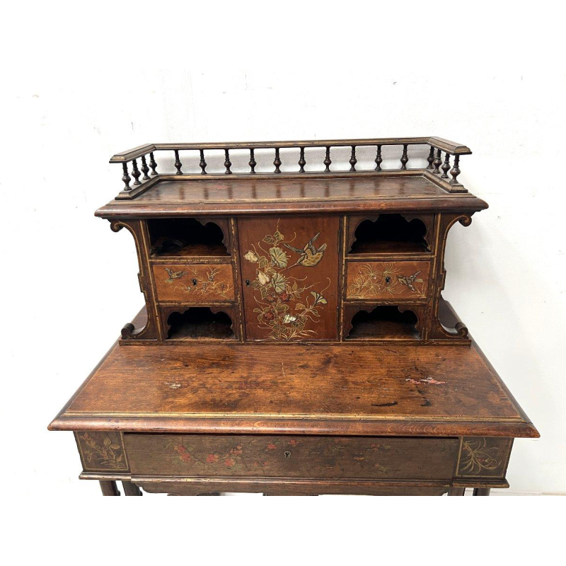 Houten bureau met meerdere niveaus, versierd in Japanse stijl met vogels en bloemen, eind 19e eeuw.