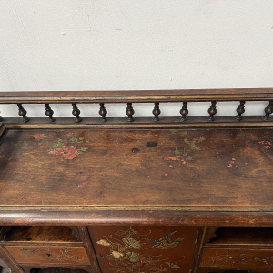 Houten bureau met meerdere niveaus, versierd in Japanse stijl met vogels en bloemen, eind 19e eeuw.