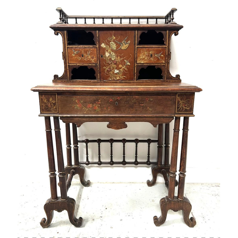 Houten bureau met meerdere niveaus, versierd in Japanse stijl met vogels en bloemen, eind 19e eeuw.