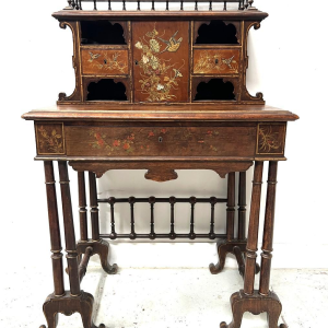 Houten bureau met meerdere niveaus, versierd in Japanse stijl met vogels en bloemen, eind 19e eeuw.