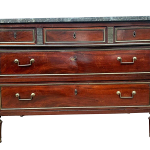 Mahoniehouten commode in Lodewijk XVI-stijl met een blad van grijs geaderd marmer, 19e eeuw.