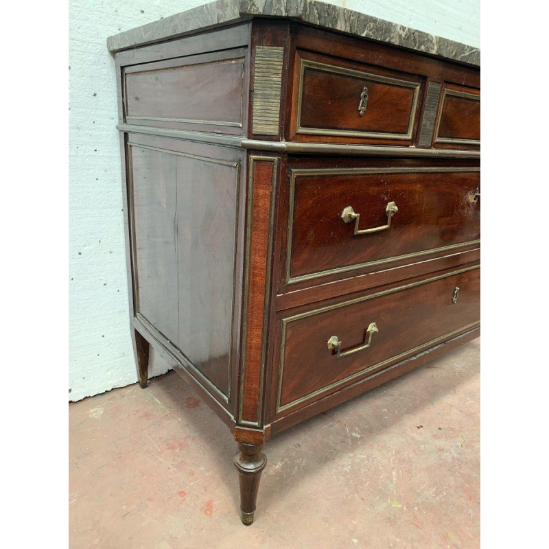 Mahoniehouten commode in Lodewijk XVI-stijl met een blad van grijs geaderd marmer, 19e eeuw.