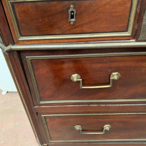 Commode de style Louis XVI en acajou, tablette marbre gris veiné, XIXᵉ siècle