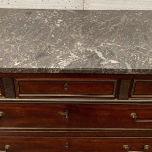 Mahoniehouten commode in Lodewijk XVI-stijl met een blad van grijs geaderd marmer, 19e eeuw.