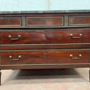Commode de style Louis XVI en acajou, tablette marbre gris veiné, XIXᵉ siècle