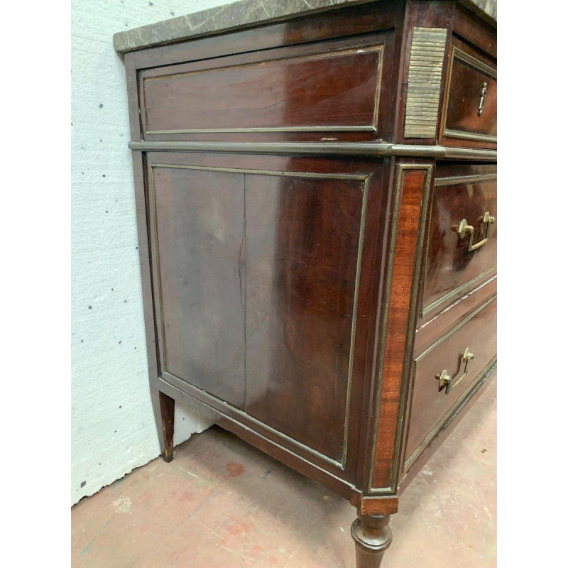 Commode de style Louis XVI en acajou, tablette marbre gris veiné, XIXᵉ siècle