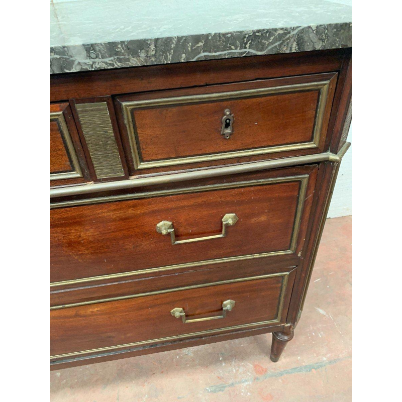 Mahoniehouten commode in Lodewijk XVI-stijl met een blad van grijs geaderd marmer, 19e eeuw.