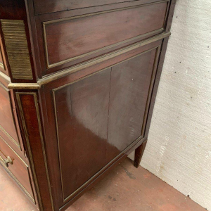 Mahoniehouten commode in Lodewijk XVI-stijl met een blad van grijs geaderd marmer, 19e eeuw.