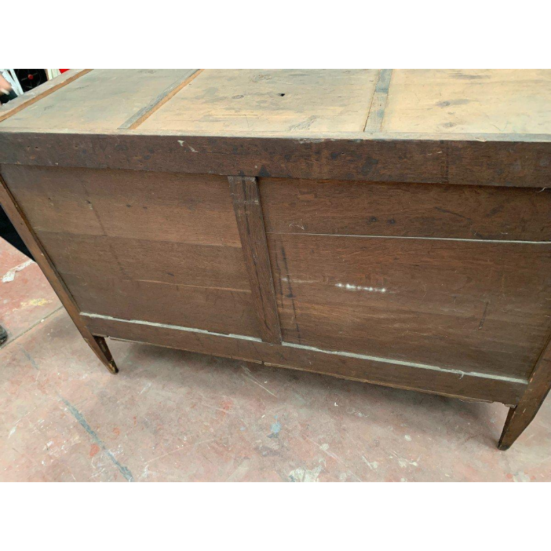 Mahoniehouten commode in Lodewijk XVI-stijl met een blad van grijs geaderd marmer, 19e eeuw.