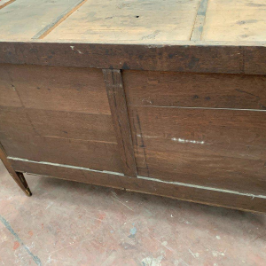 Mahoniehouten commode in Lodewijk XVI-stijl met een blad van grijs geaderd marmer, 19e eeuw.