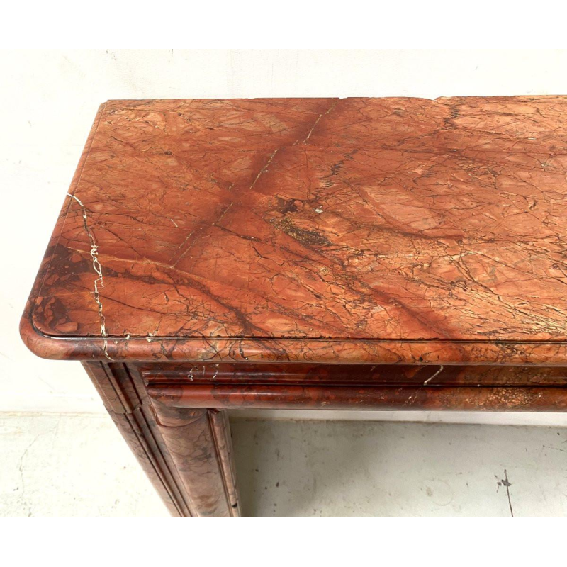 Cheminée Louis-Philippe en marbre de brèche rouge, XIXᵉ siècle