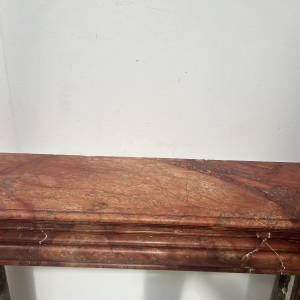 Cheminée Louis-Philippe en marbre de brèche rouge, XIXᵉ siècle