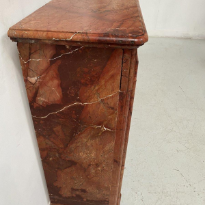 Cheminée Louis-Philippe en marbre de brèche rouge, XIXᵉ siècle