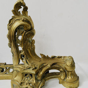 Chenet de style Louis XV en bronze ciselé, XX siècle