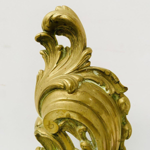 Chenet de style Louis XV en bronze ciselé, XX siècle