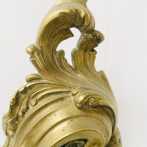 Chenet de style Louis XV en bronze ciselé, XX siècle