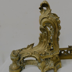 Chenet de style Louis XV en bronze ciselé, XX siècle