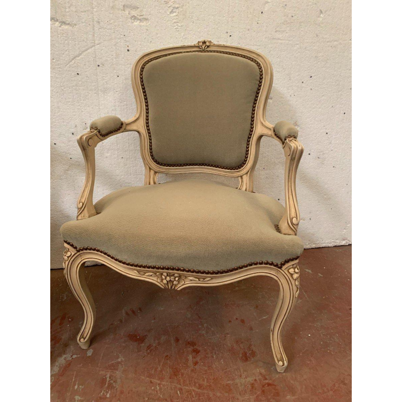 Een paar cabrioletstoelen in Louis XV-stijl van gepatineerd beukenhout, 20e eeuw.