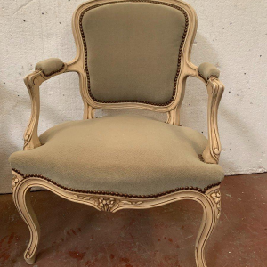 Paire de cabriolets de style Louis XV en hêtre patiné, XXᵉ siècle