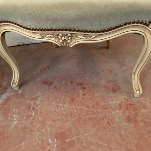 Een paar cabrioletstoelen in Louis XV-stijl van gepatineerd beukenhout, 20e eeuw.