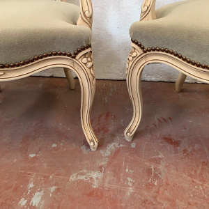 Paire de cabriolets de style Louis XV en hêtre patiné, XXᵉ siècle