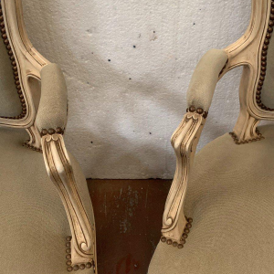 Paire de cabriolets de style Louis XV en hêtre patiné, XXᵉ siècle