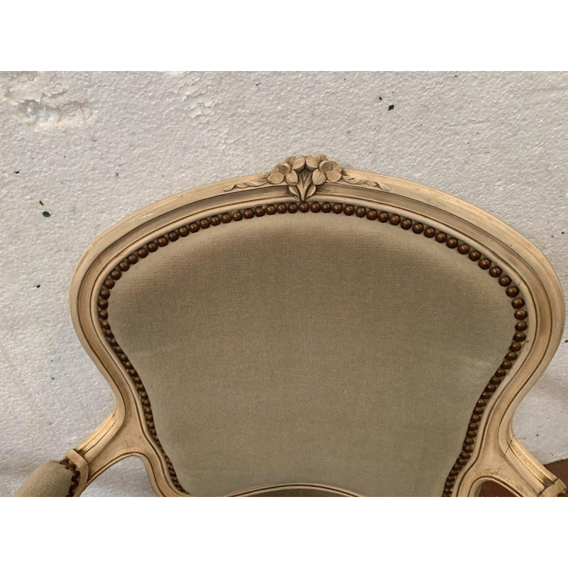 Een paar cabrioletstoelen in Louis XV-stijl van gepatineerd beukenhout, 20e eeuw.