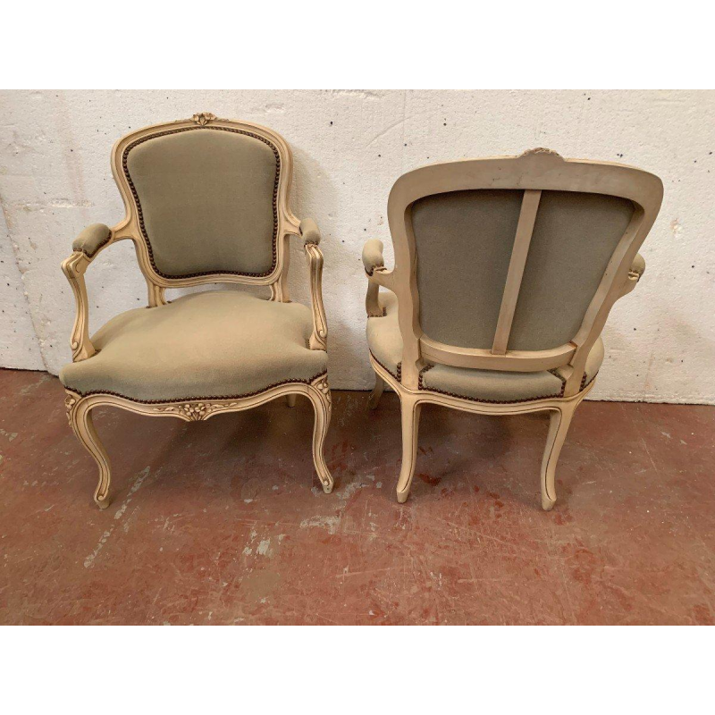 Een paar cabrioletstoelen in Louis XV-stijl van gepatineerd beukenhout, 20e eeuw.