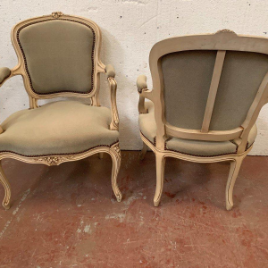 Een paar cabrioletstoelen in Louis XV-stijl van gepatineerd beukenhout, 20e eeuw.