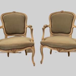 Een paar cabrioletstoelen in Louis XV-stijl van gepatineerd beukenhout, 20e eeuw.