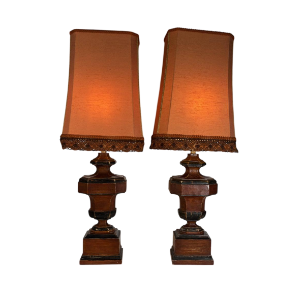 Een paar grote Italiaanse lampen van gedraaid en gepatineerd hout - Italië, circa 1950-1960