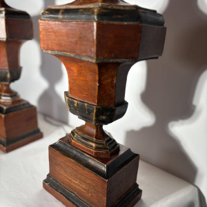 Een paar grote Italiaanse lampen van gedraaid en gepatineerd hout - Italië, circa 1950-1960