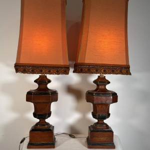 Een paar grote Italiaanse lampen van gedraaid en gepatineerd hout - Italië, circa 1950-1960