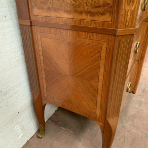 Commode in overgangsstijl met centrale uitbouw, amarant en palissander, 20e eeuw