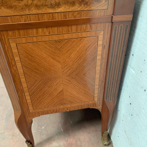 Commode in overgangsstijl met centrale uitbouw, amarant en palissander, 20e eeuw