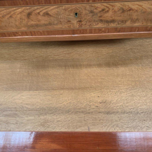 Commode in overgangsstijl met centrale uitbouw, amarant en palissander, 20e eeuw