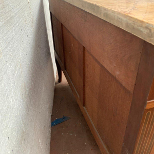 Commode à ressaut central de style Transition, bois d’amarante bois de rose, XXᵉ siècle