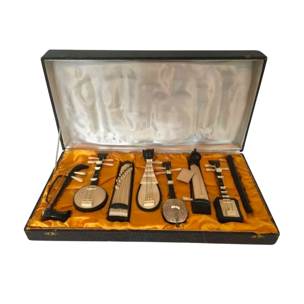 Set van 8 miniatuur muziekinstrumenten, verzamelobject, 20e eeuw