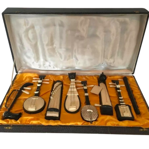 Coffret de 8 instruments de musique miniatures, coffret de collection, XXᵉ siècle