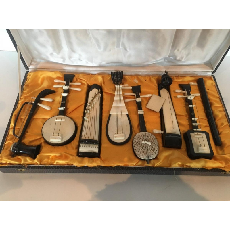 Set of 8 miniature musical instruments, collector's item, 20th century