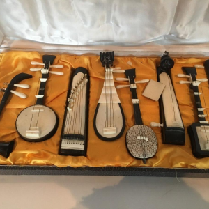 Set of 8 miniature musical instruments, collector's item, 20th century