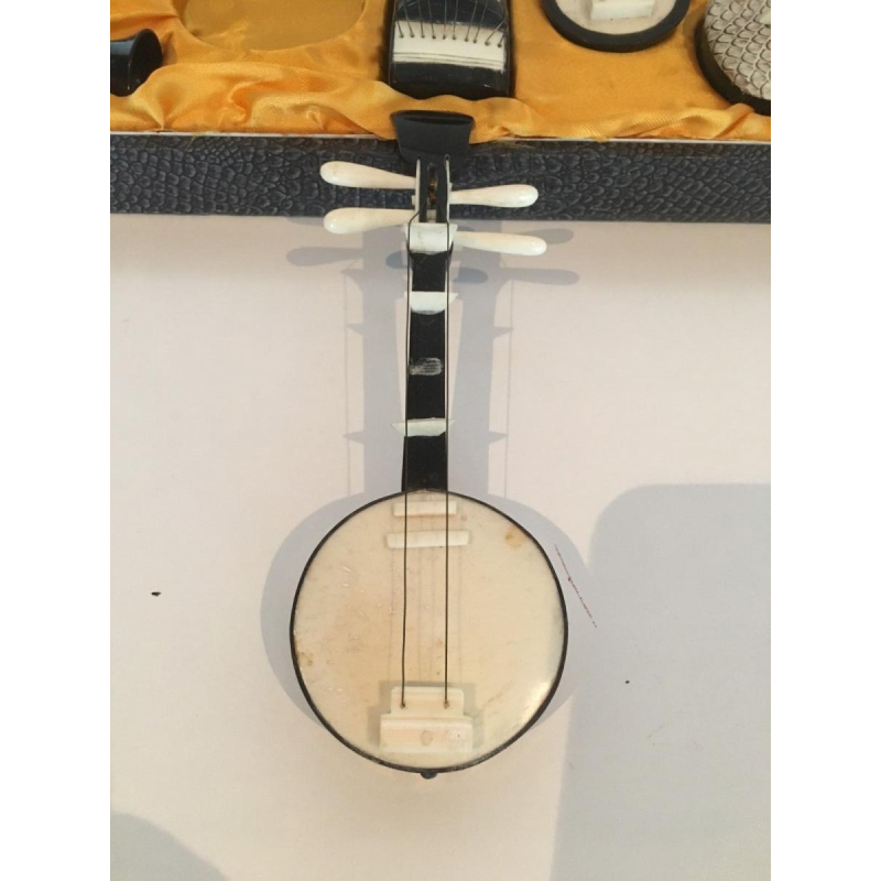 Coffret de 8 instruments de musique miniatures, coffret de collection, XXᵉ siècle
