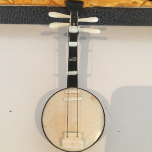 Coffret de 8 instruments de musique miniatures, coffret de collection, XXᵉ siècle