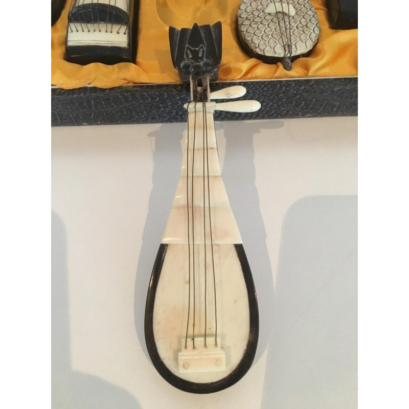 Set of 8 miniature musical instruments, collector's item, 20th century