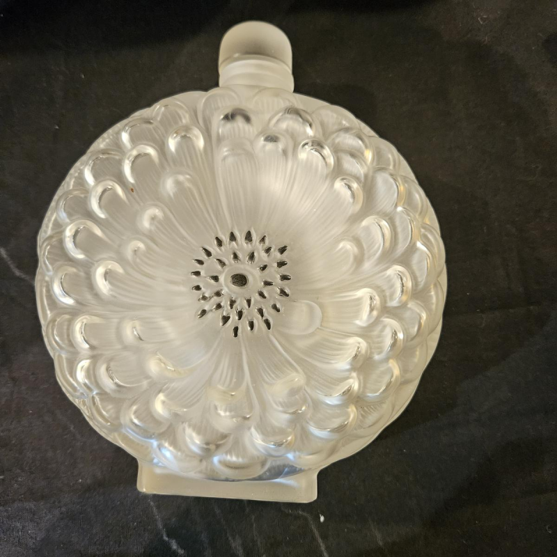 Lalique France "Daliha" Art Deco parfumfles van geperst, gevormd wit glas, ca. 1930